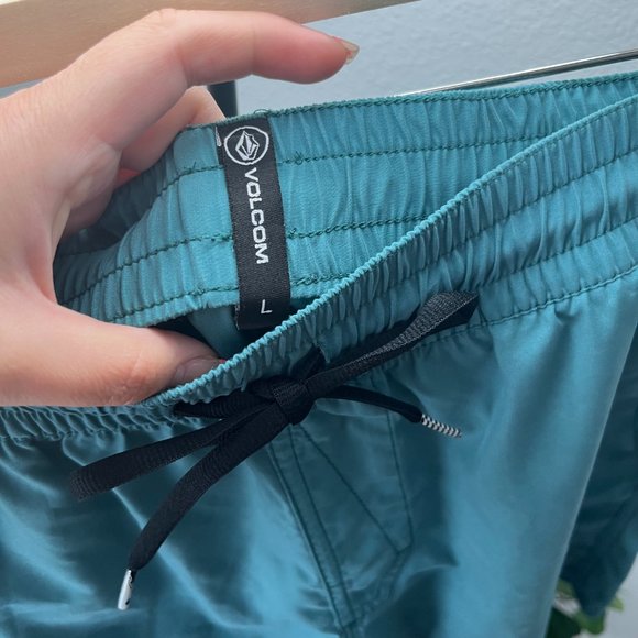 VOLCOM shorts - Large - Picture 2 of 3
